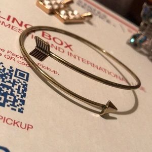 Adjustable arrow bangle